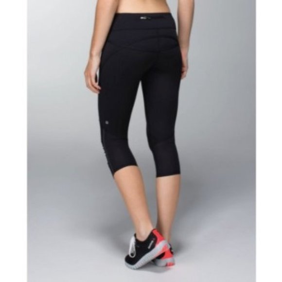 Lululemon Run: Pace Crop-Black. Size 6 - Picture 3 of 8